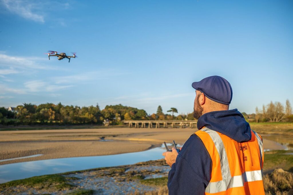 Aymeric Artus en plein vol avec drone sur le pont de Toul An Héry entre Plestin et Locquirec