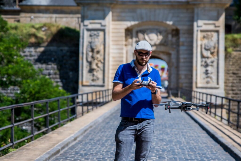 Aymeric Artus en situation avec zone d’éloignement des tiers pour vol de drone en milieu peuplé