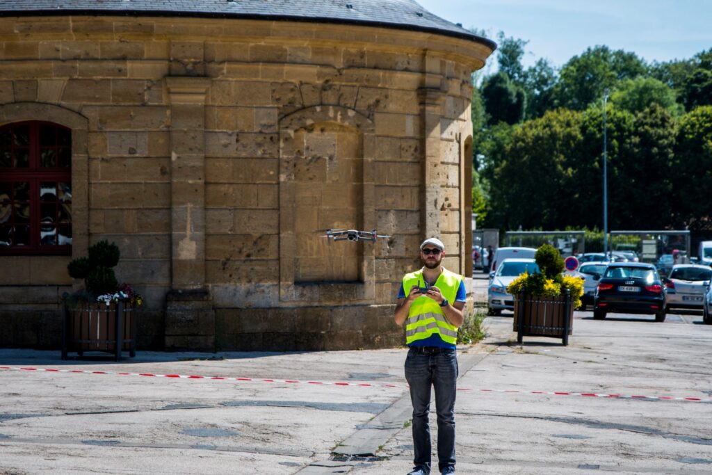 Aymeric Artus en situation avec zone d’éloignement des tiers pour vol de drone en milieu peuplé