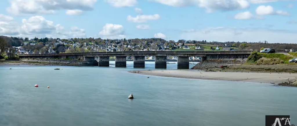 Timelapse du pont du Dourduff en mer, avec ciel changeant et mouvements des bateaux