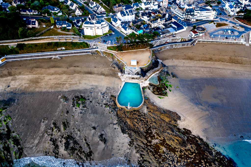 Vue aérienne de la piscine d’eau de mer de Saint-Quay-Portrieux avec mer et plages en arrière-plan