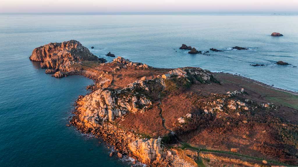 Photo aérienne de la pointe de Primel Trégastel avec falaises et mer
