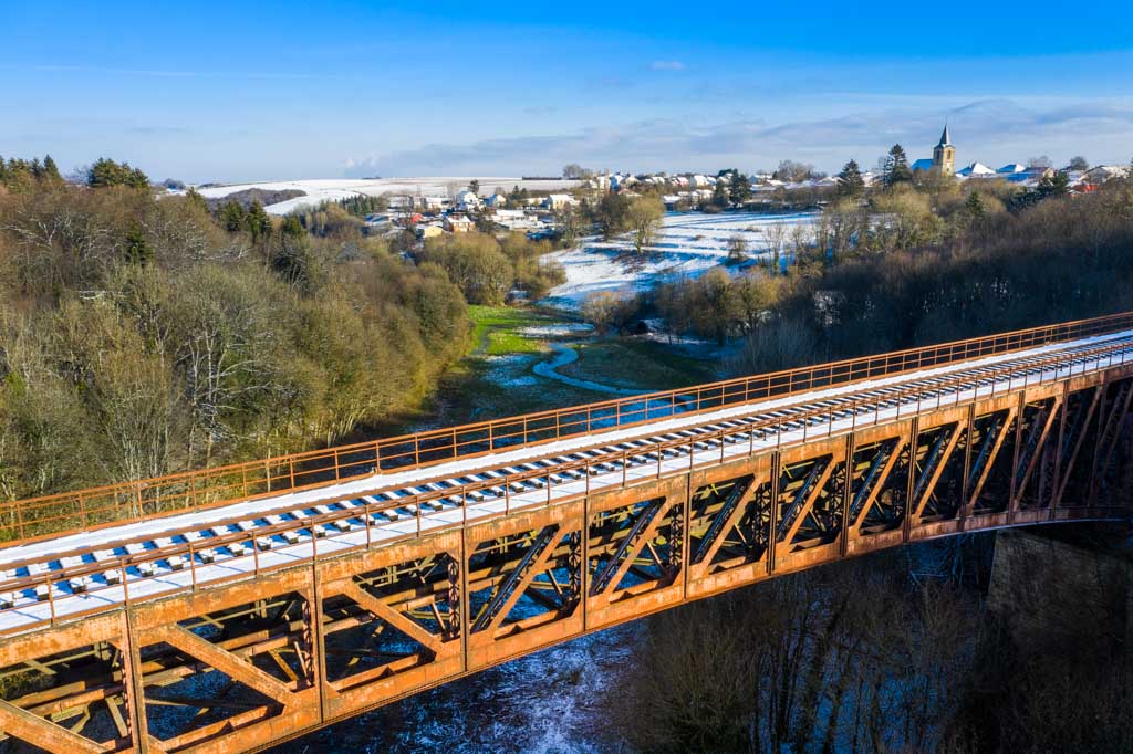 Photo aérienne du viaduc Eiffel à Serrouville, structure en acier emblématique