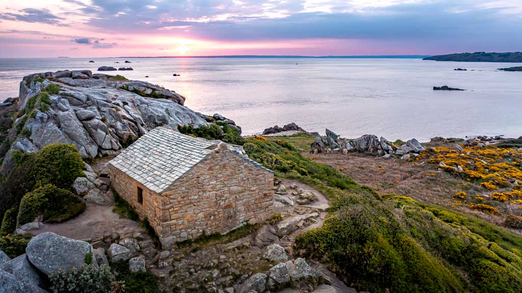 Cabane du douanier sur la pointe de Primel Trégastel à Plougasnou, face à la mer