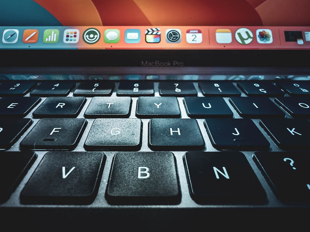 Clavier MacBook avec touches rétroéclairées en gros plan