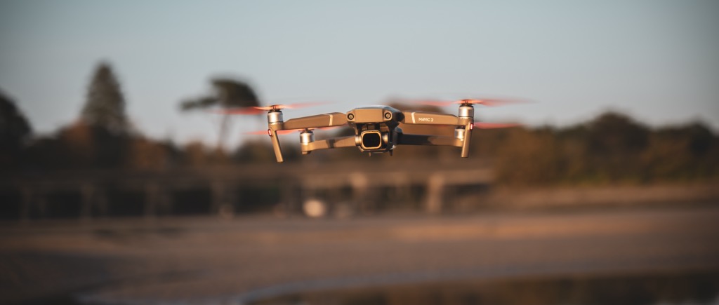 Drone DJI Mavic 2 Pro en vol avec ciel dégagé