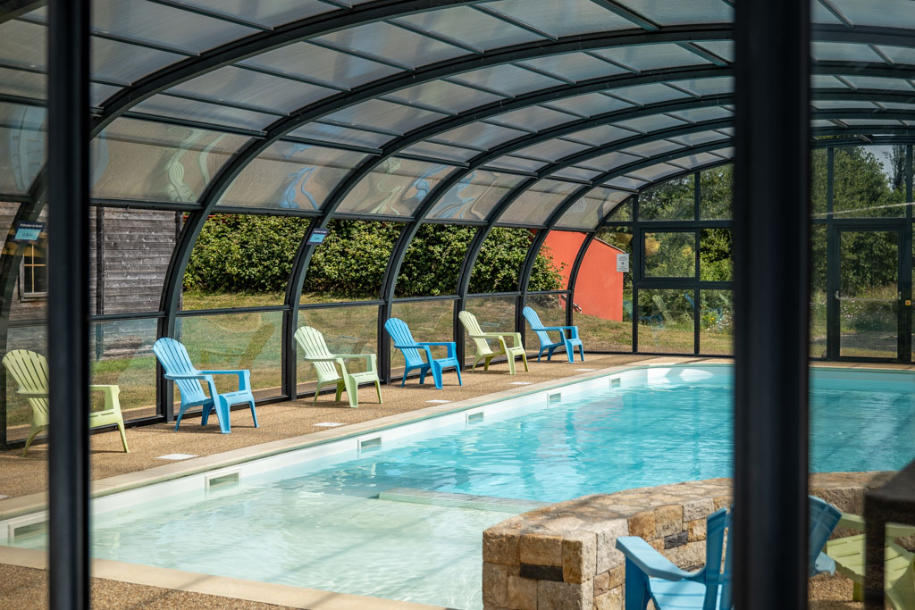 Piscine couverte du domaine de Mesqueau avec eau claire et lumière naturelle