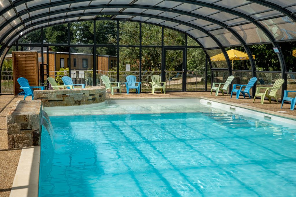 Piscine couverte du domaine de Mesqueau avec eau claire et lumière naturelle