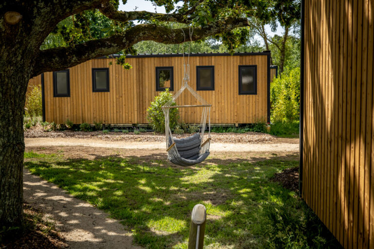 Balancelle installée sous un chêne au camping de Mesqueau