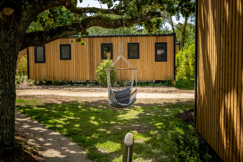 Balancelle installée sous un chêne au camping de Mesqueau