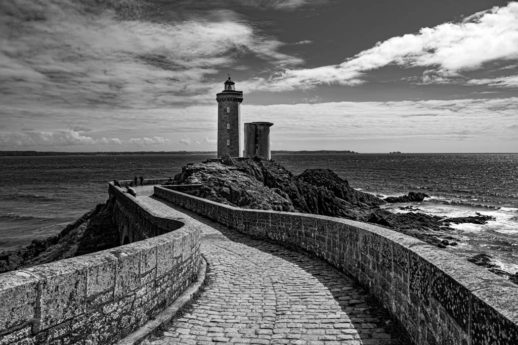 Phare du Petit Minou en noir et blanc sous un ciel dramatique