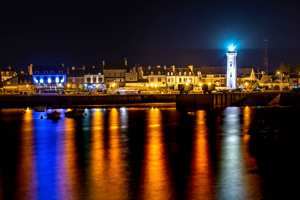Port de Roscoff éclairé la nuit avec reflets sur l’eau et ambiance paisible