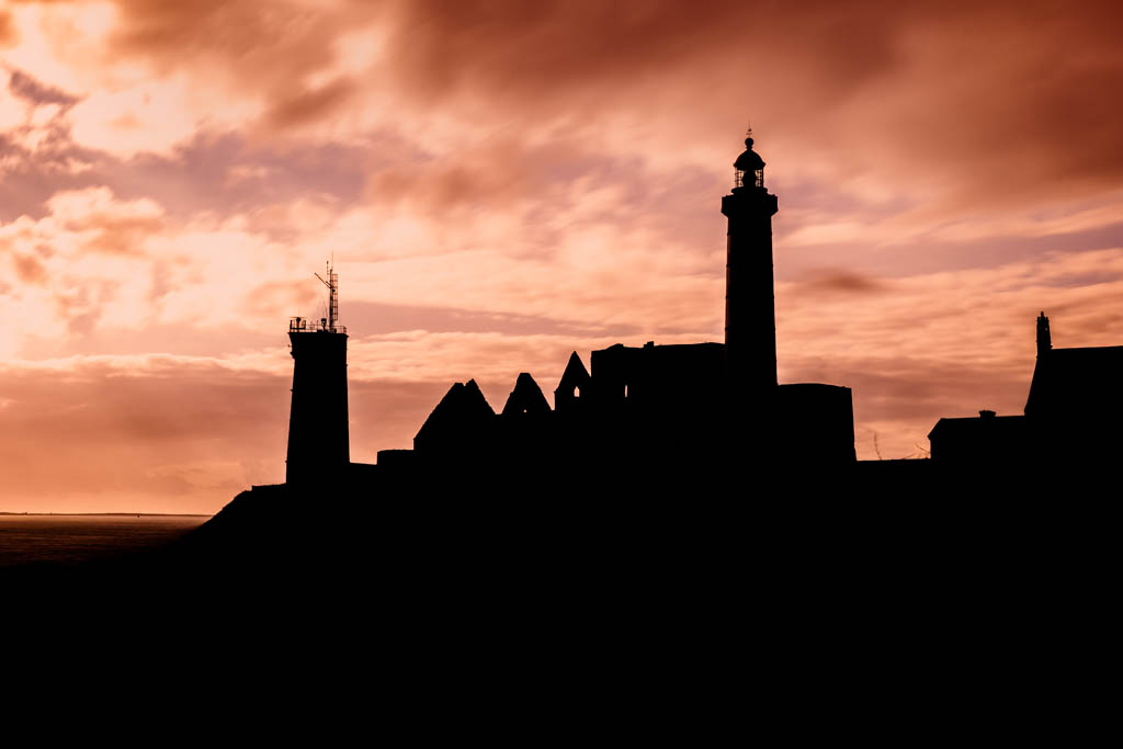 Phare de la pointe Saint Mathieu en silhouette au coucher du soleil