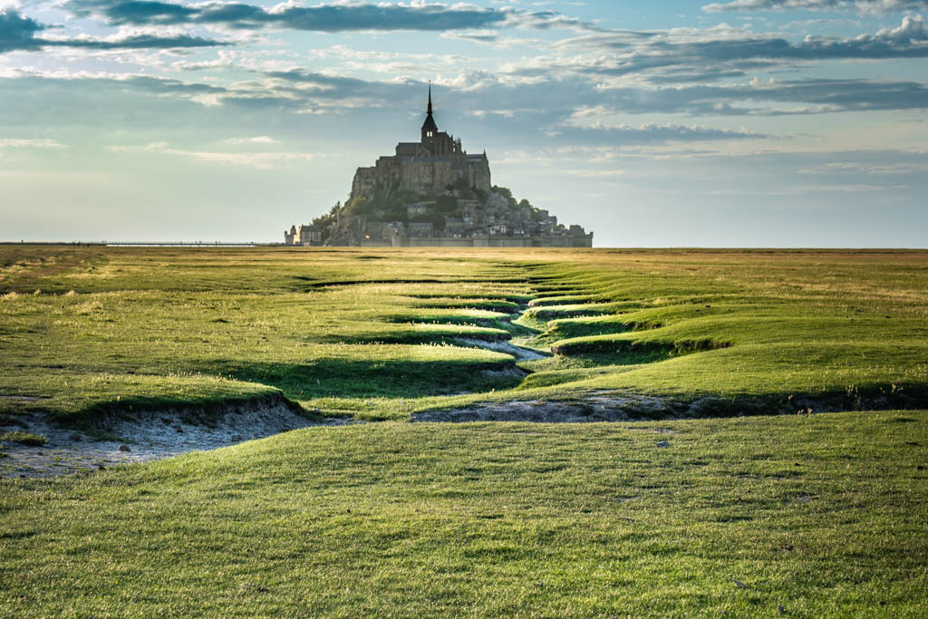 Le Mont-Saint-Michel entouré de ses prés salés verdoyants