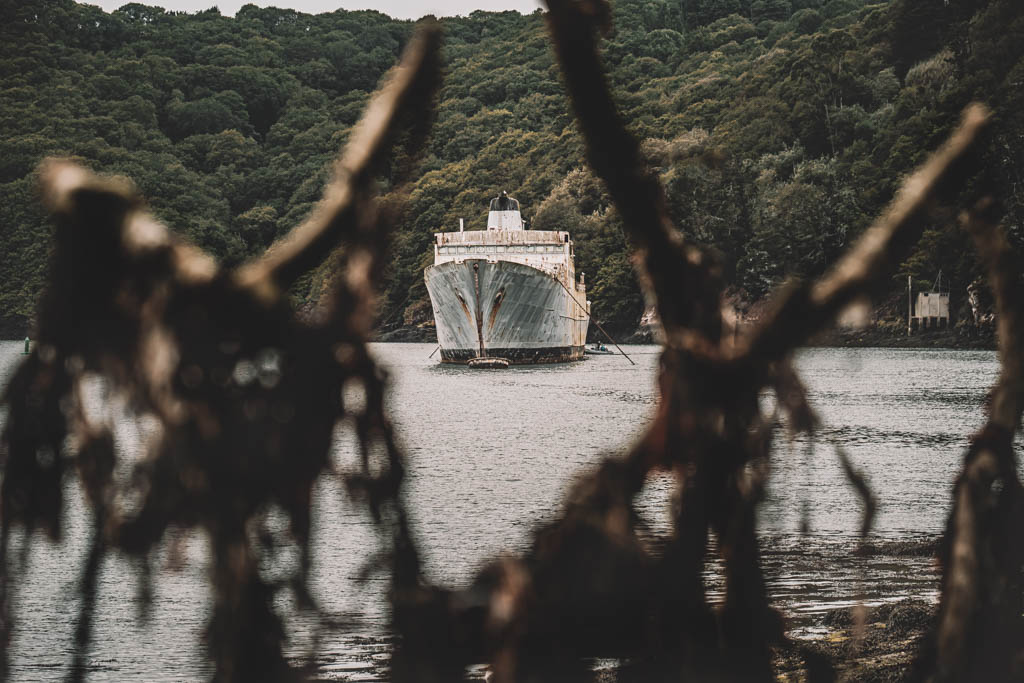 Anciennes coques de bateaux militaires au repos dans le cimetière naval de Landévennec