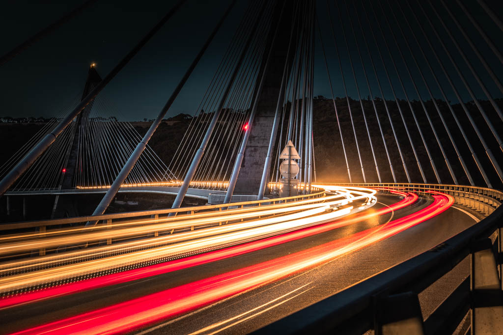 Pont de Térénez illuminé de nuit, vue urbaine avec éclairages modernes