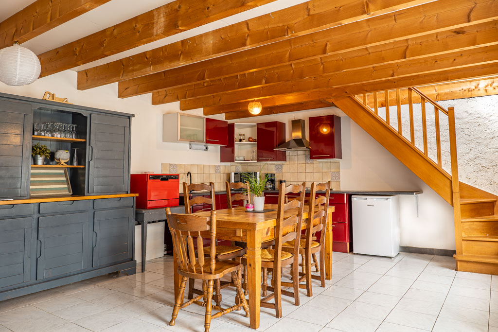 Photo immobilière : longère bretonne rustique rénovée avec façade en pierres apparentes