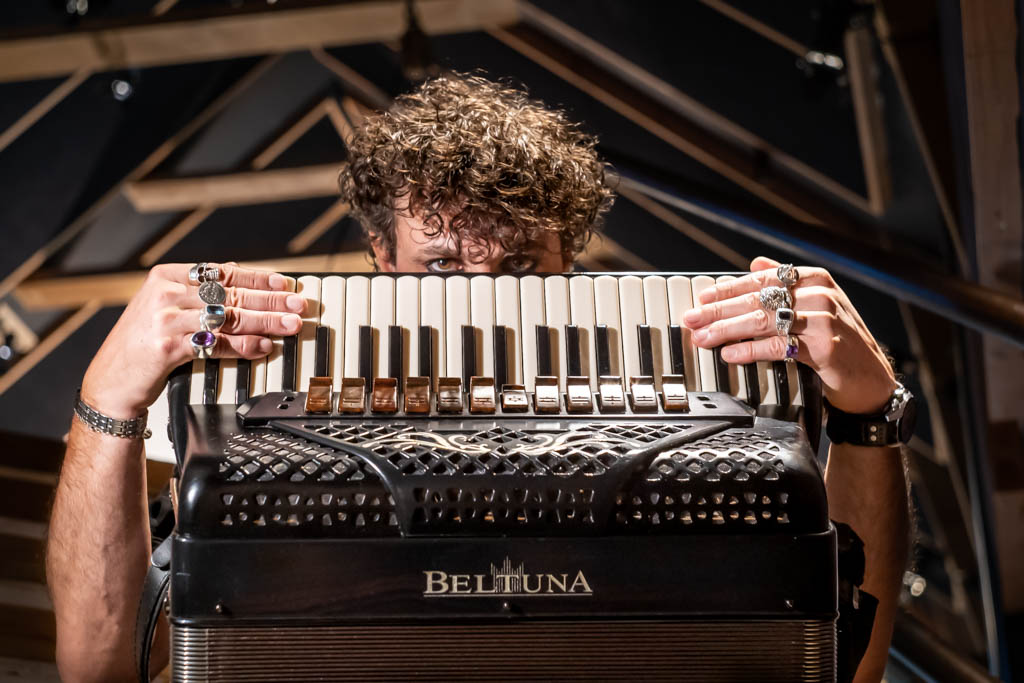Johann du Johann Riche Trio jouant de l’accordéon en concert
