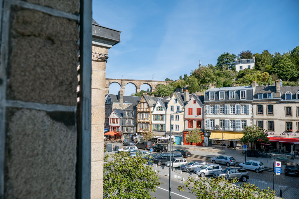 Photo immobilière vue du triplex sur les maisons colorées de Morlaix avec un bout du viaduc