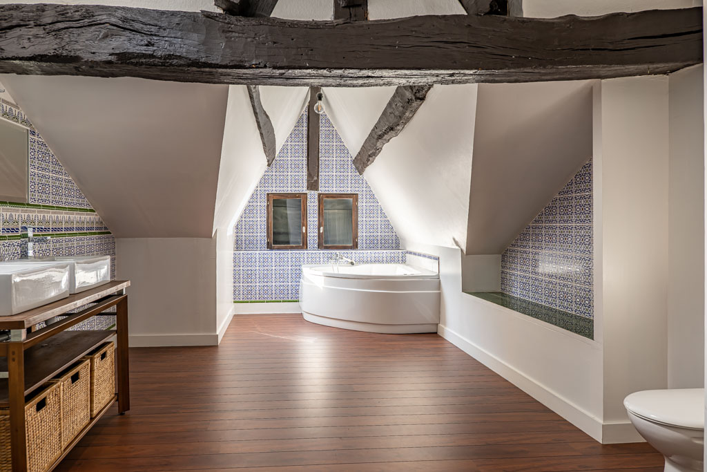 Photo immobilière intérieure de la salle de bain du triplex morlaisien à Pondalez, avec douche à l’italienne et finitions modernes