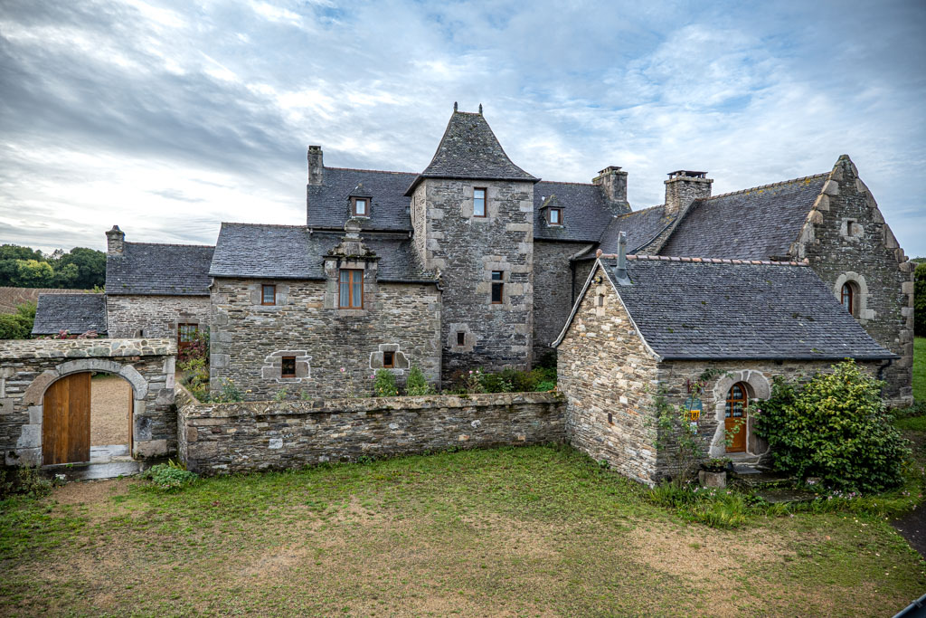 Photo immobilière extérieure du manoir breton en pierre sous un ciel clair