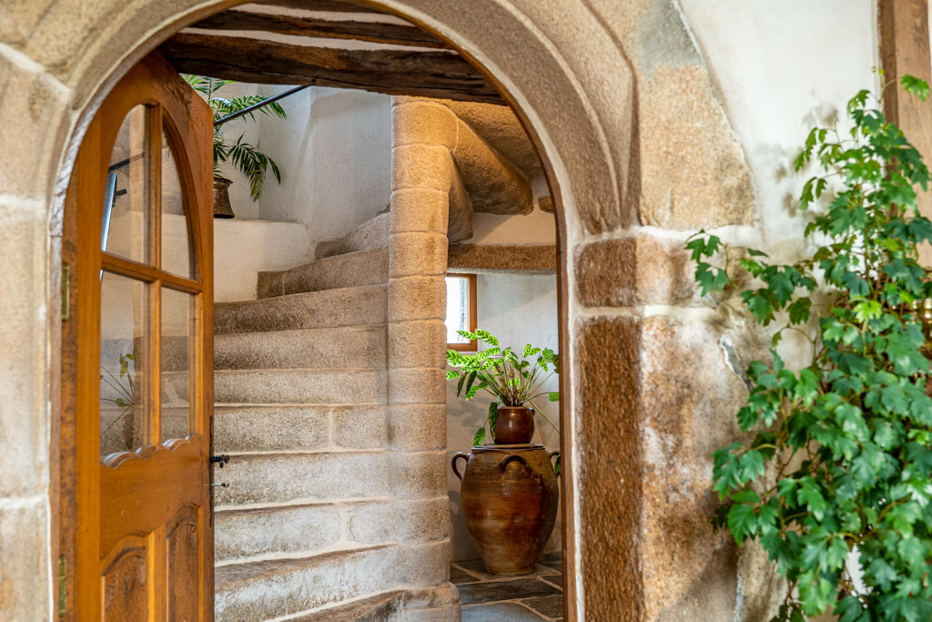 Escalier en colimaçon dans une tour en pierre d’un manoir breton