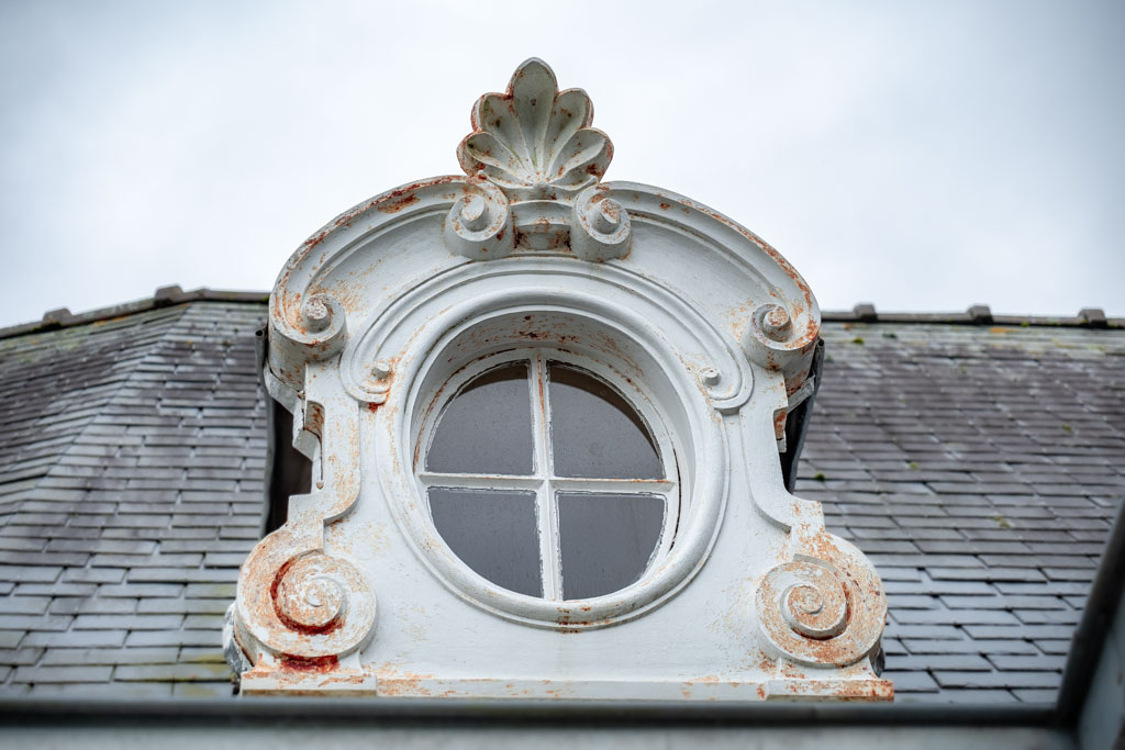 Œil-de-bœuf d’une maison bretonne, fenêtre ronde en pierre