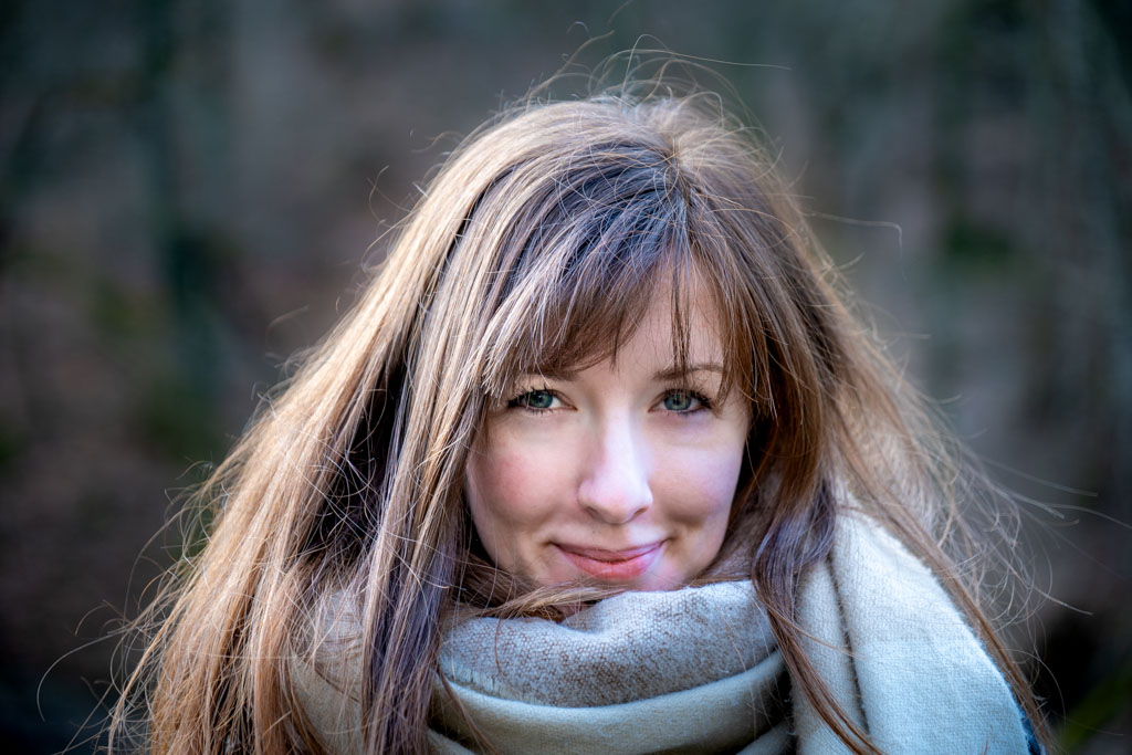 Femme rousse en portrait dans une ambiance hivernale avec lumière douce