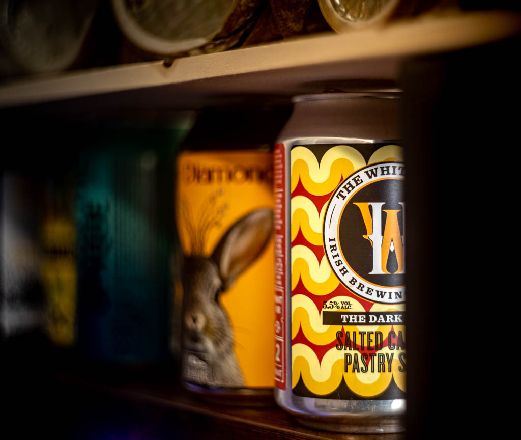 Canette de bière colorée aux motifs vibrants sur fond neutre