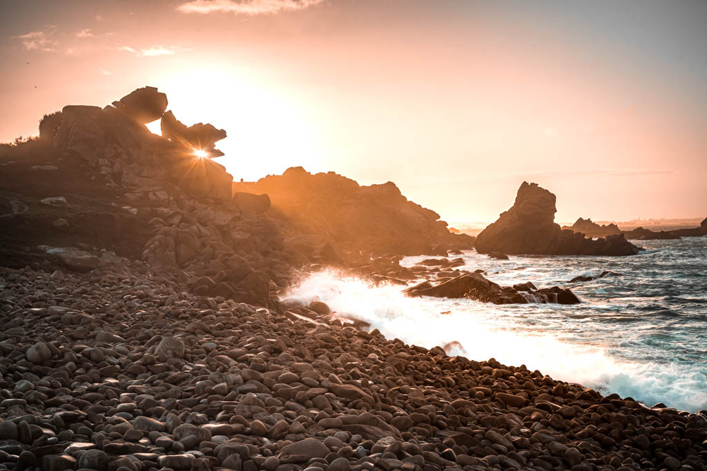 Rocher battu par les vagues au Diben, Plougasnou, sous un ciel de tempête au coucher du soleil
