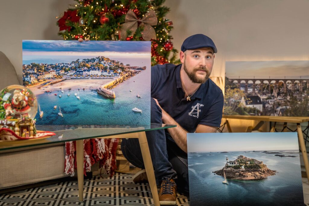 Aymeric Artus présentant ses tirages photo pour un concours photo