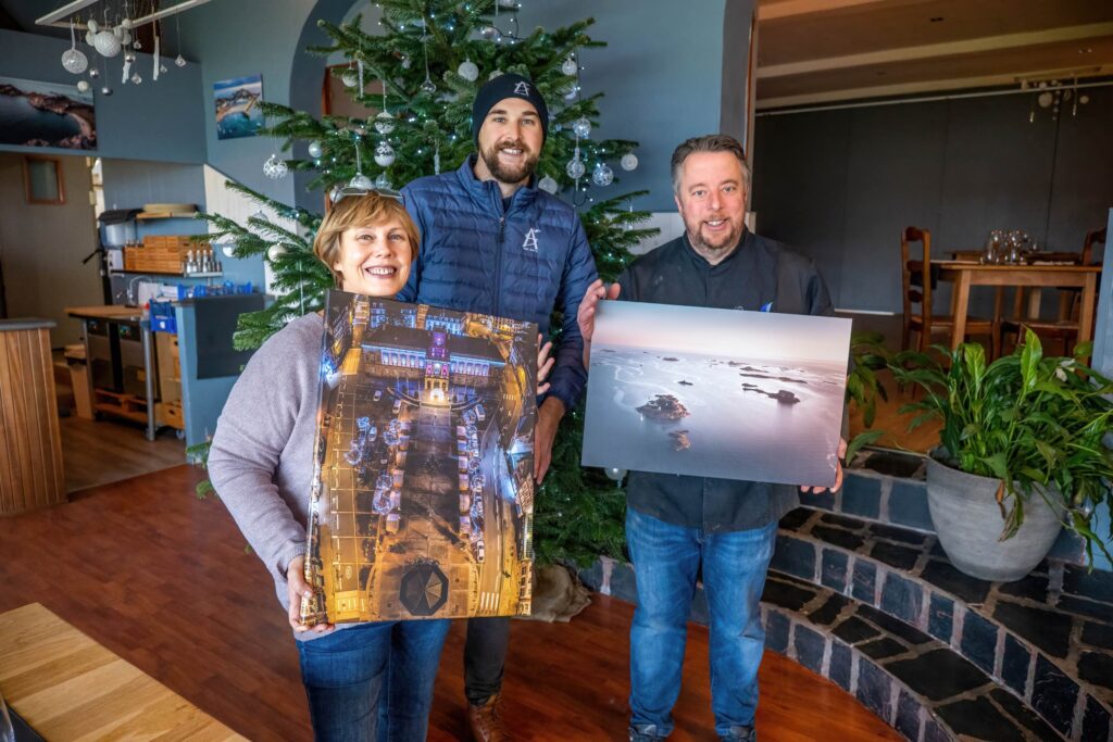 Paule et Etienne, gérants du restaurant L’Abbesse au Temps des Voiles, présentent les tirages photos exposés