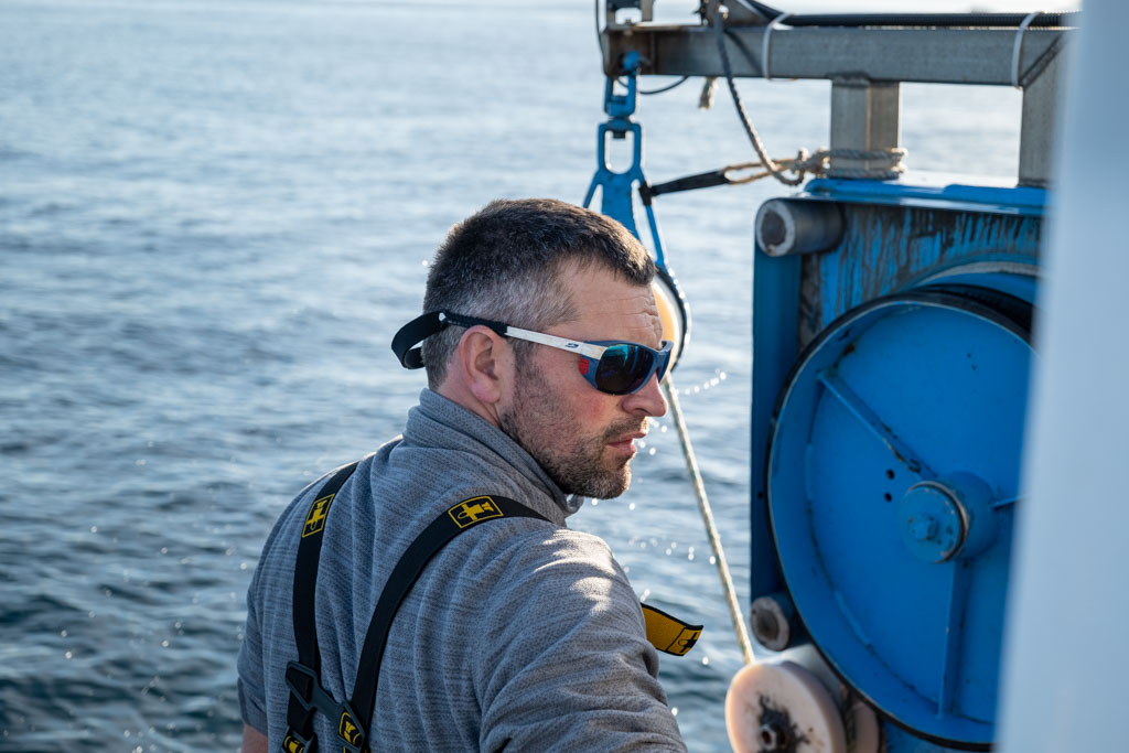 Pêcheur professionnel en action sur son bateau en mer