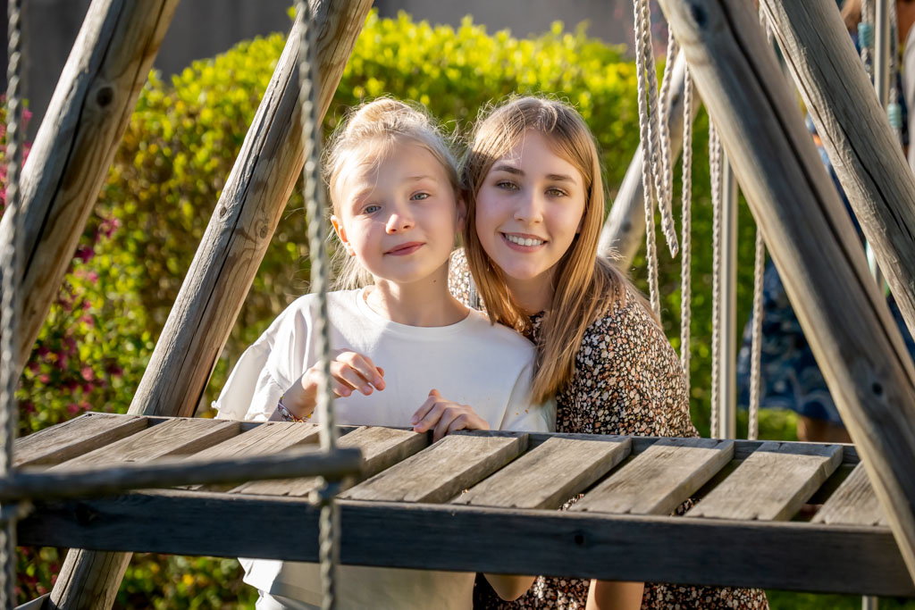 Portrait de deux jeunes filles blondes souriantes
