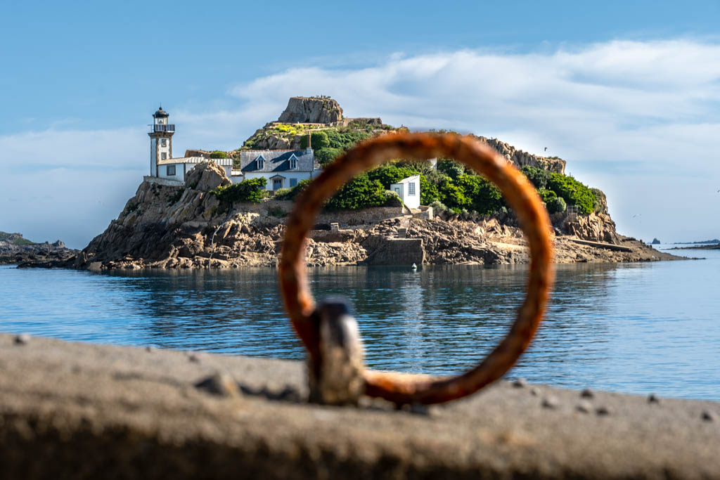 Île Louët à Carantec vue à travers un anneau d’amarrage en métal au premier plan