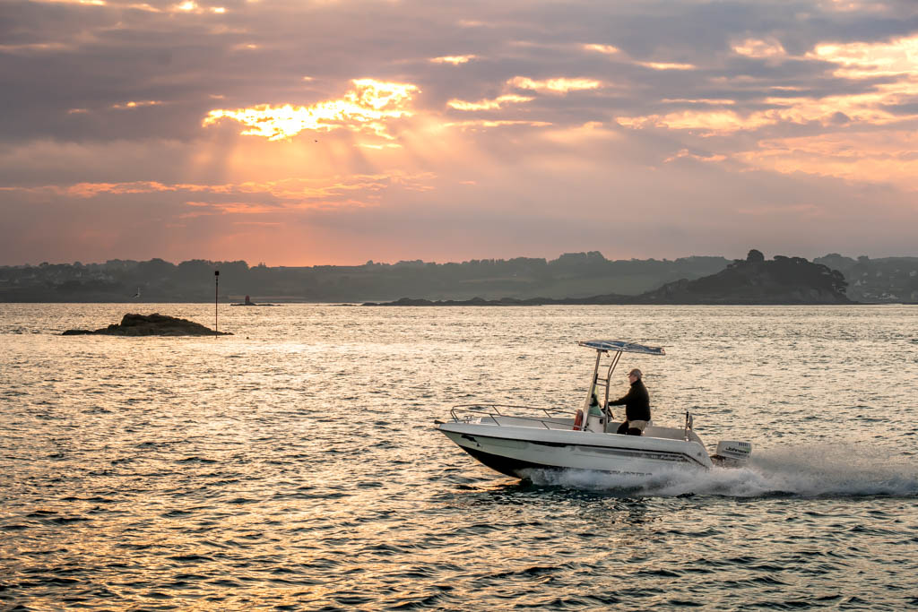 Bateau naviguant en baie de Morlaix avec ciel dégagé