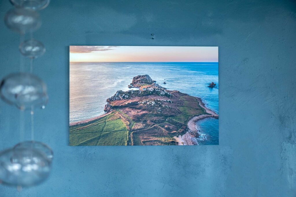 Tirages photos exposés au restaurant L’Abbesse, au Temps des Voiles à Plougasnou