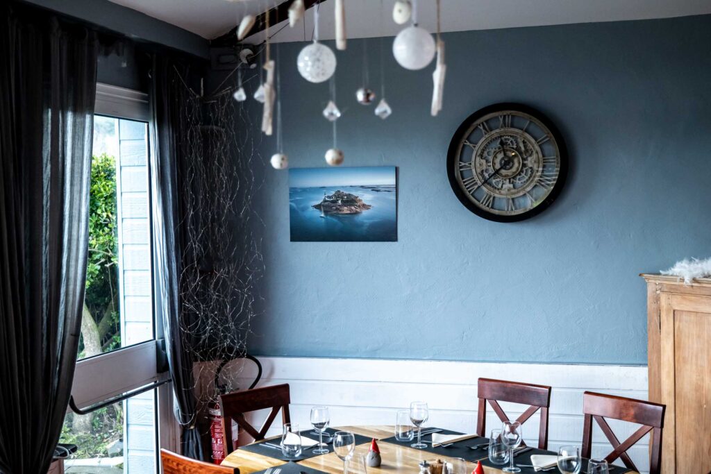 Tirages photos exposés au restaurant L’Abbesse, au Temps des Voiles à Plougasnou