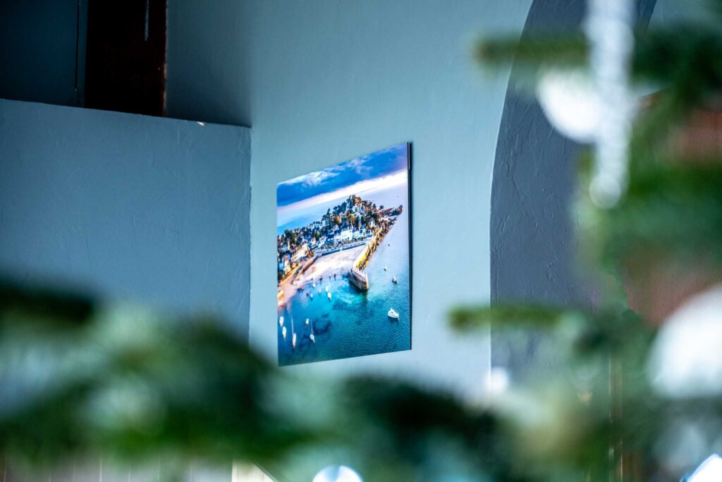 Tirages photos exposés au restaurant L’Abbesse, au Temps des Voiles à Plougasnou