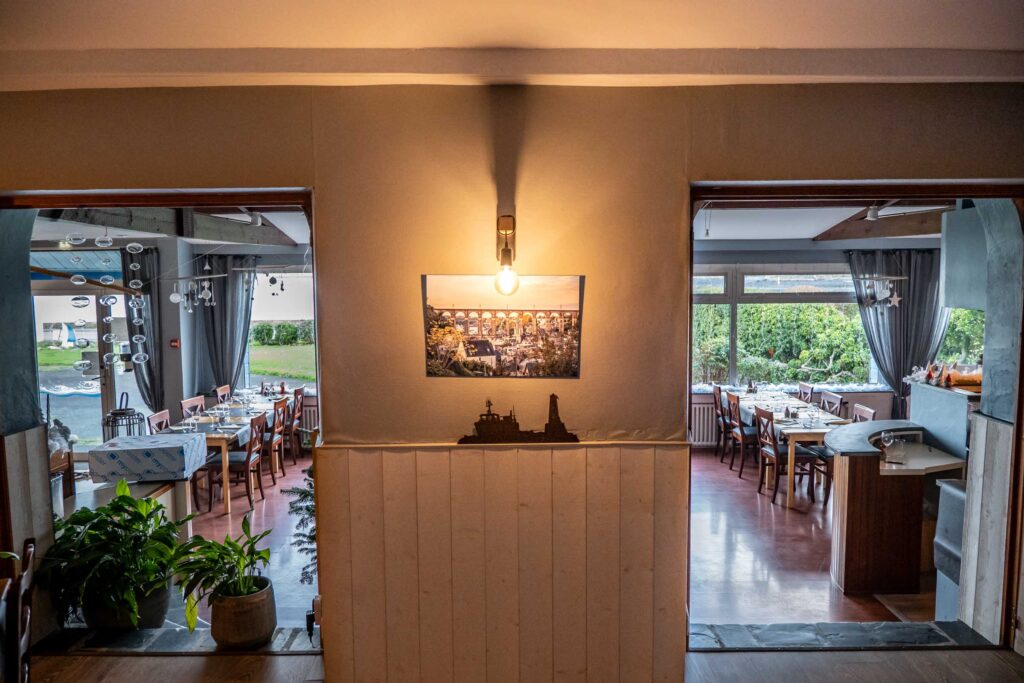 Tirages photos exposés au restaurant L’Abbesse, au Temps des Voiles à Plougasnou