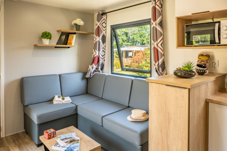 Intérieur cosy d’un mobile home au camping de Mesqueau avec mobilier moderne