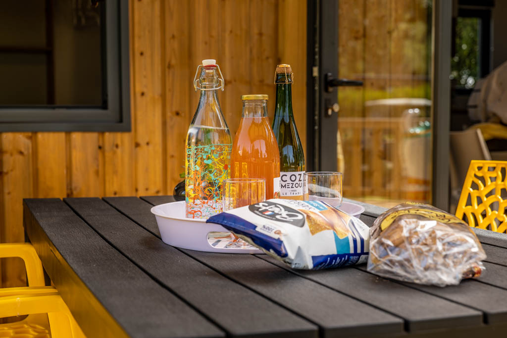 Petit déjeuner servi sur une table dans un mobile home au camping de Mesqueau