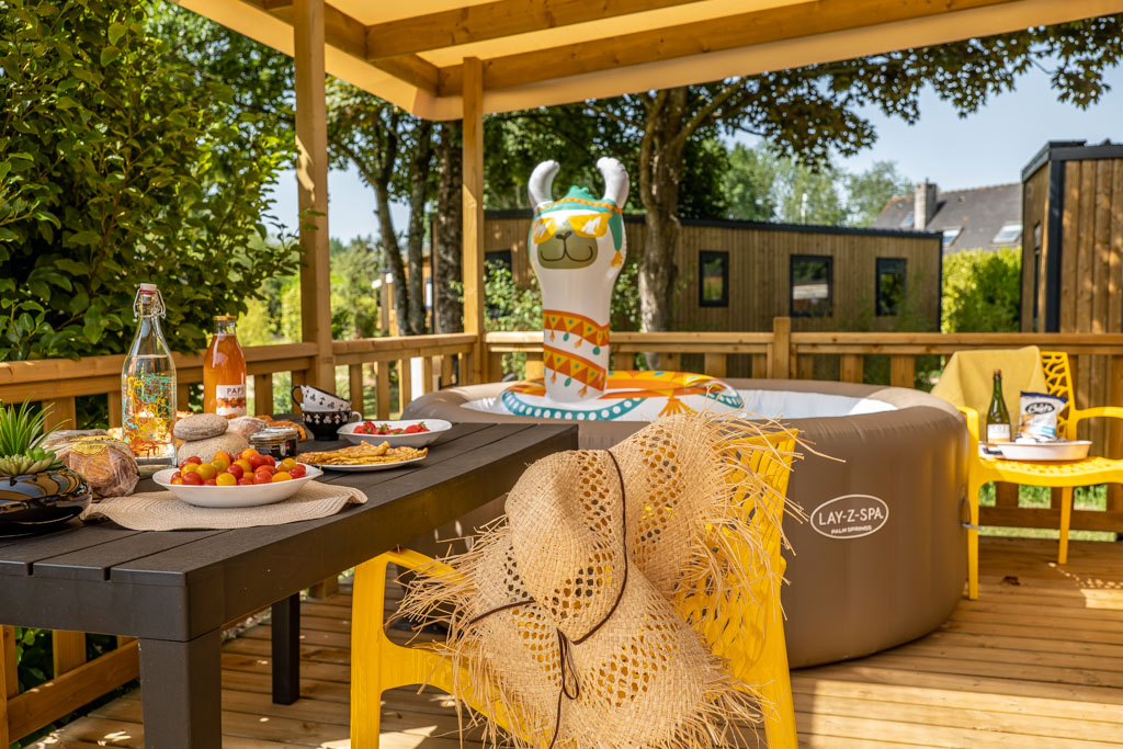 Spa installé sur la terrasse d’un mobile home au camping de Mesqueau