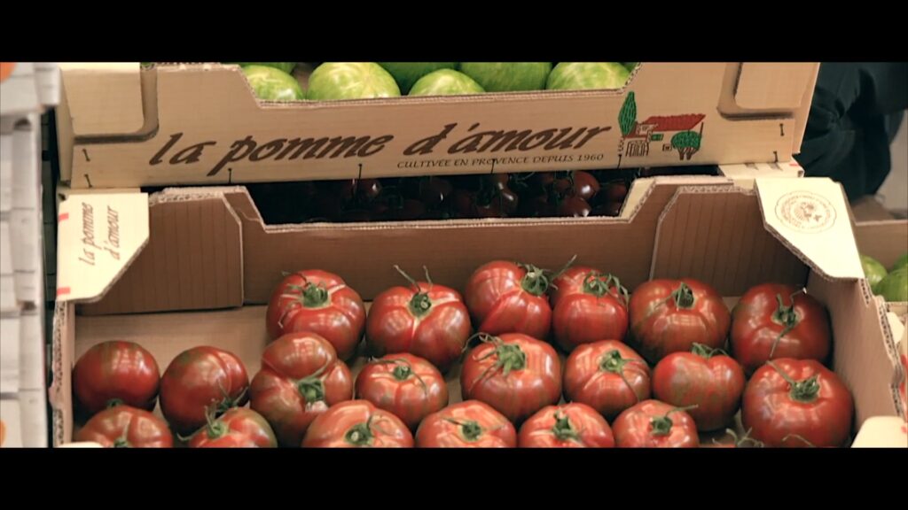 Cageot de tomates fraîches au marché de Rungis