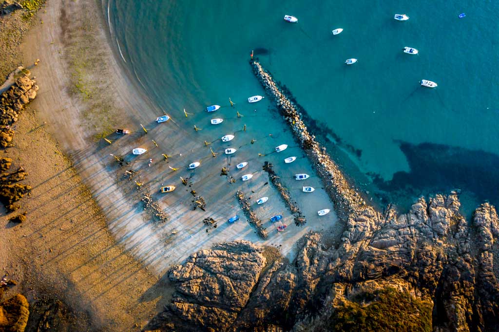 Photo aérienne du port en pieux de Gwin Zegal avec ses pilotis et bateaux amarrés