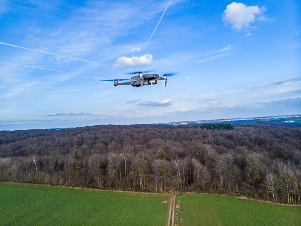 Drone DJI Mavic 2 Pro en vol avec ciel dégagé en arrière-plan