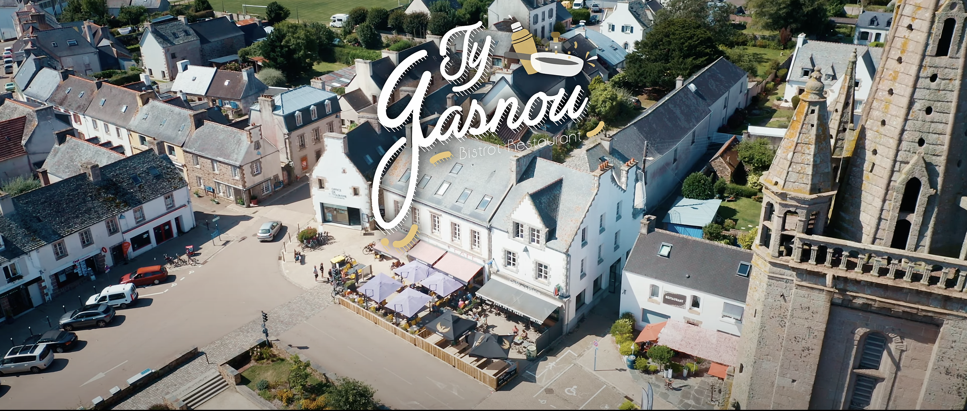 Vue aérienne du restaurant Le Țy Gasnou à Plougasnou, entouré de nature et proche du littoral breton.