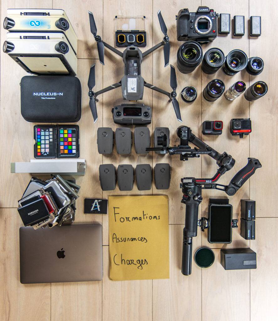 Matériel audiovisuel professionnel complet : caméras, drones, micros, stabilisateurs, objectifs, ordinateurs et accessoires