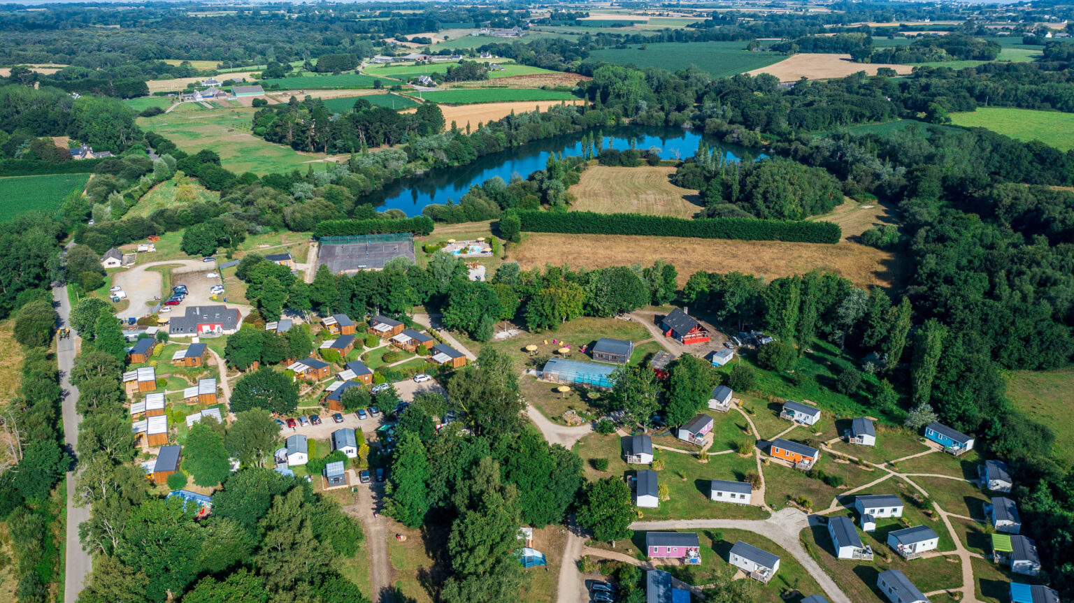 Vue aérienne sur les mobile home du camping de mesqueau