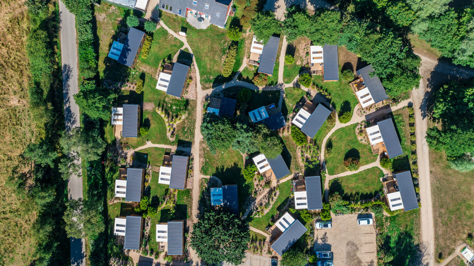 Vue aérienne sur les mobile home du camping de mesqueau